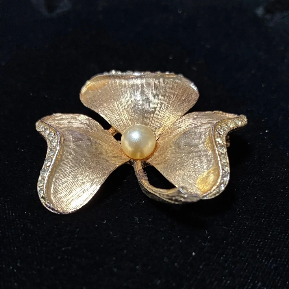Elegant vintage 1950’s ART Gold Flower Brooch with Pearl Accent